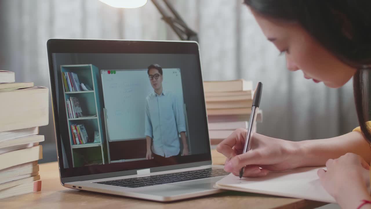 estudiante que asiste a clases en línea