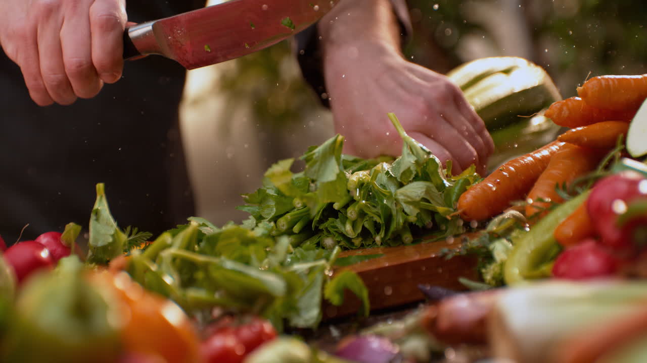 chef preparando verduras frescas