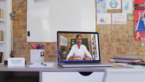 profesor masculino caucásico mostrado en la pantalla del portátil durante una videollamada