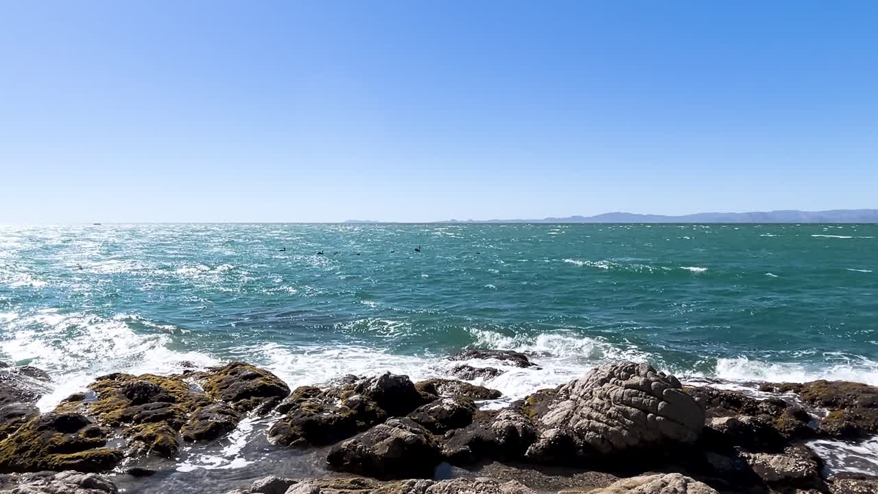 소노라 사막의 해변에서 파도가 부러지는 느린 동작 촬영