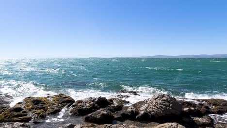 Toma-En-Cámara-Lenta-De-Olas-Rompiendo-En-La-Playa-En-El-Desierto-De-Sonora