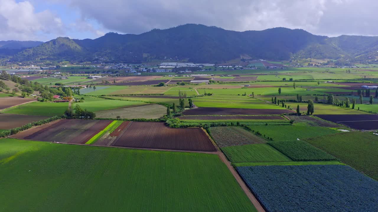 volar sobre hermosas y verdes tierras agrícolas cerca del valle de constanza en república dominicana