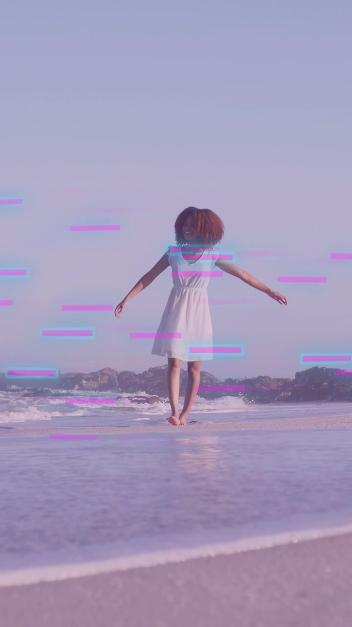 Video verticale: Donna che entra tra le onde sfilando, con un effetto glitch che le si sovrappone.
