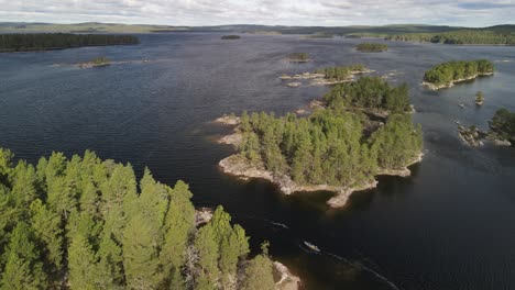 Toma-Aérea-De-Canoa-Remando-En-Islas-Suecas-De-Agua,-Paisaje-Con-Bosque-Y-Grandes-Lagos,-4k