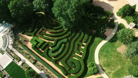 Toma-Cinematográfica-Del-Fantástico-Laberinto-De-Setos-Verdes,-Morton-Arboretum-Park,-Lisle-Il-Cerca-De-Chicago