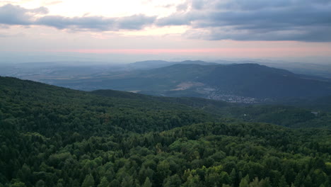 Vista-Dinámica-De-Drones-Desde-El-Valle-A-Los-Pies-De-La-Montaña-Vitosha-Durante-El-Crepúsculo-De-Verano