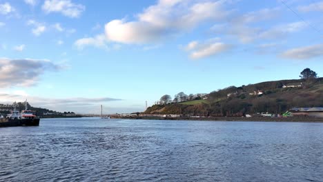 Nahverkehrszug,-Der-Bei-Flut-In-Waterford-City-Am-Ufer-Des-Suir-River-Ankommt