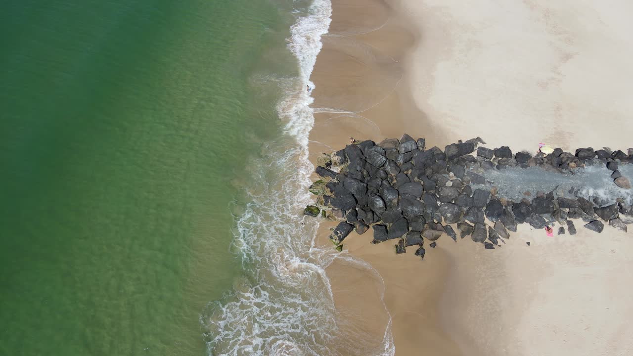 팜 비치 시티, qld, 호주에서 여름 동안 파도와 해변에서 그로인 장벽
