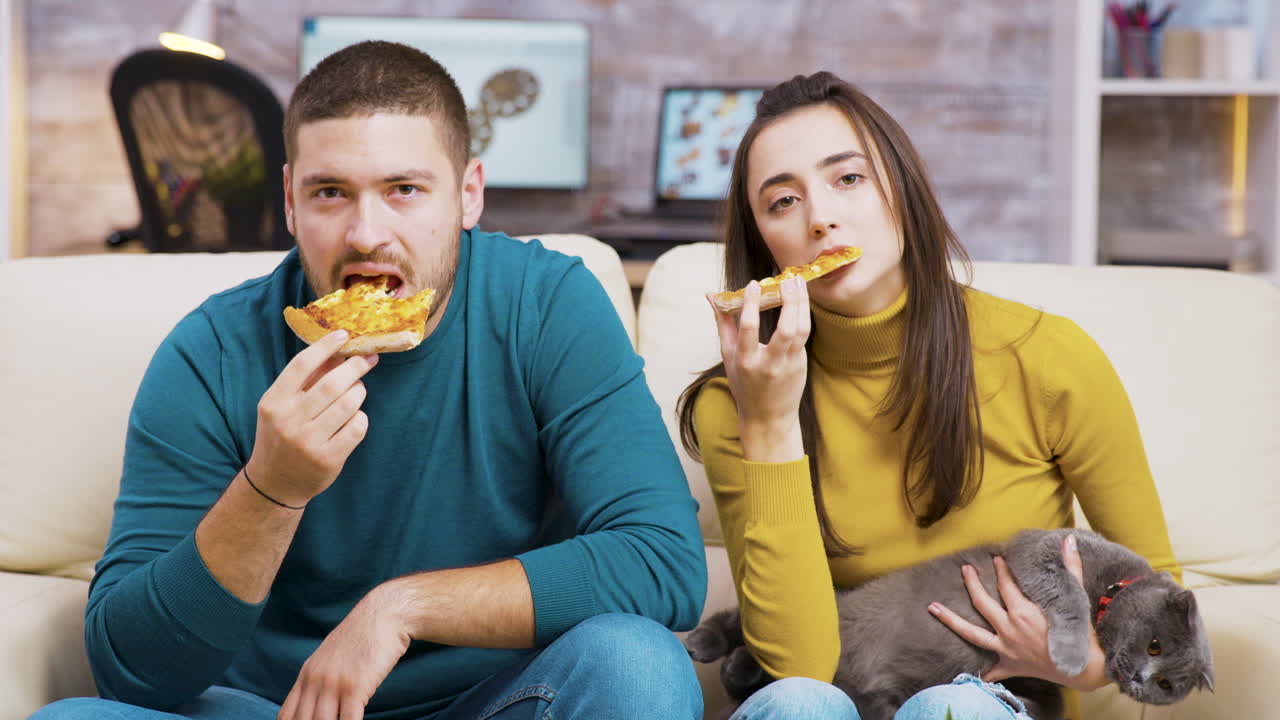 gente comiendo pizza