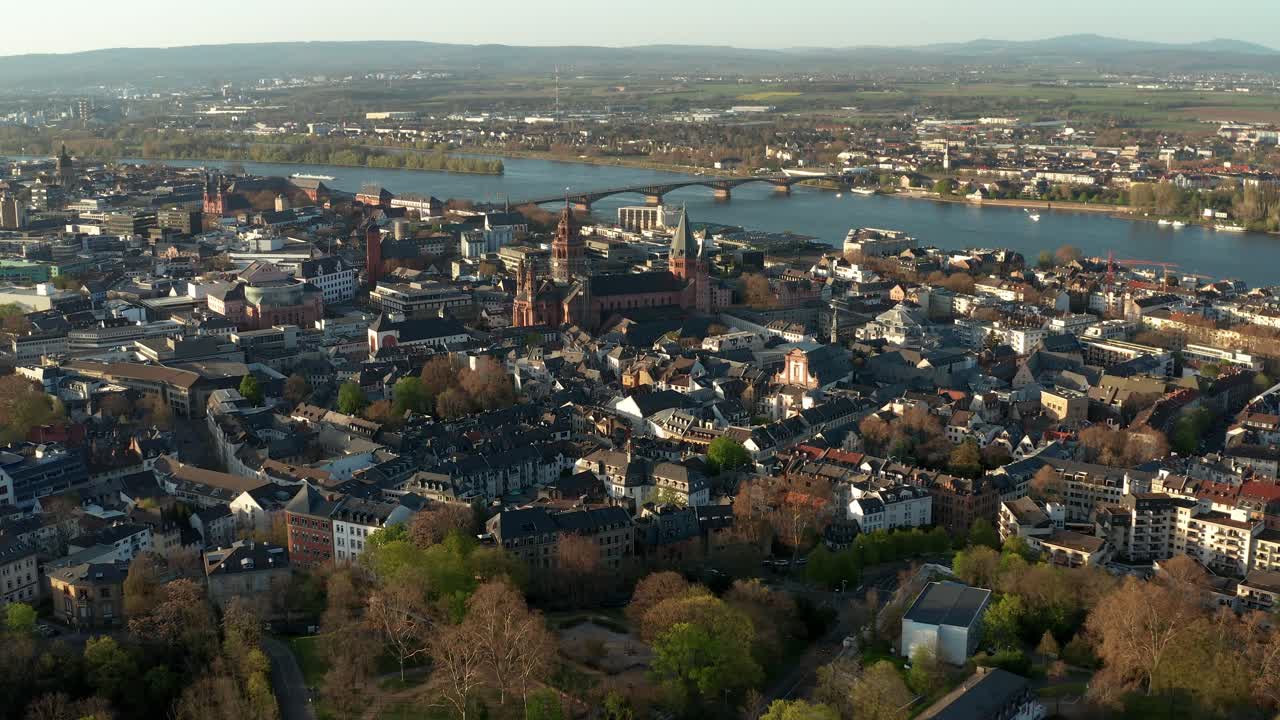 disparo de un dron de mainz con la iglesia de la catedral en medio del casco antiguo con el río rin azul en la parte de atrás