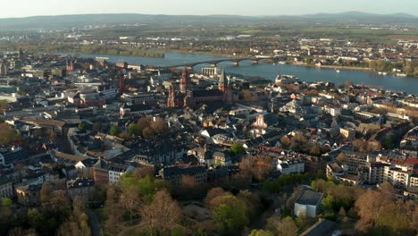 drone mainz filmado com a igreja da catedral no meio da cidade velha com o rio reno azul na parte de trás