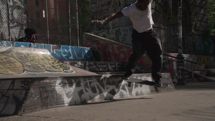 Ripresa al rallentatore di uno skater in uno skatepark di New York City. Ripreso al Coleman Park nel Lower East Side.