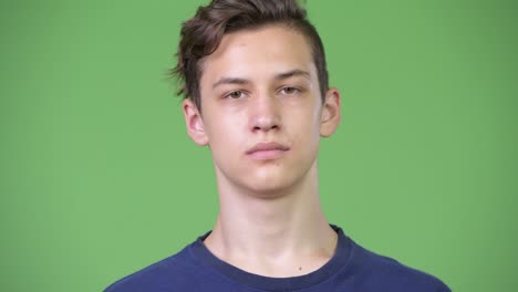 un joven adolescente muy guapo.
