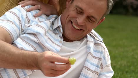 una pareja madura haciendo un picnic juntos