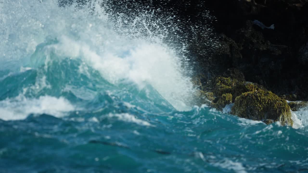 강력한 바다 파도가 바위 위에 부히고