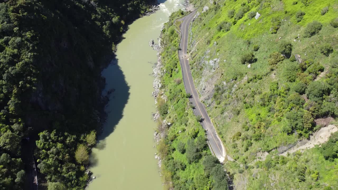 un sobrevuelo a vista de pájaro de la carretera abandonada del desfiladero de manawatu, nueva zelanda