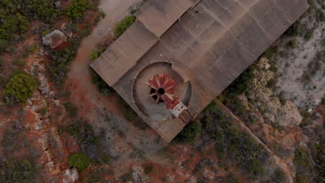 Ruinas-De-La-Fábrica-De-Cal-En-Portugal,-Vista-De-Drones-De-Arriba-Hacia-Abajo,-Girando-En-El-Sentido-De-Las-Agujas-Del-Reloj