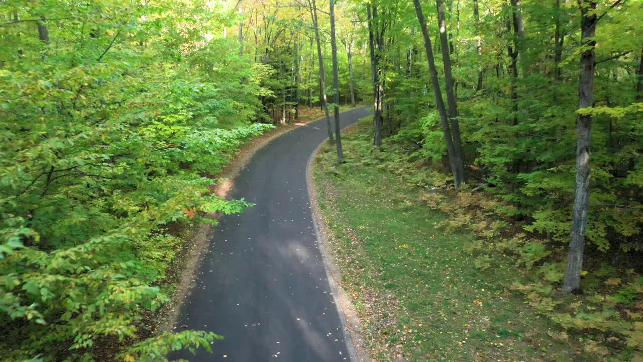 dron de la carretera de otoño en michigan