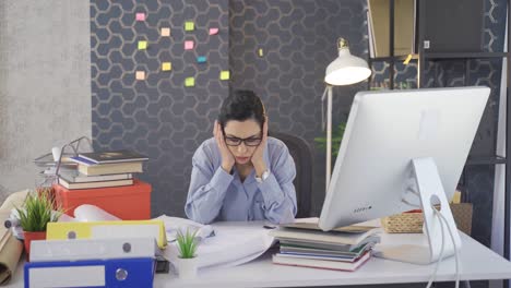 Mujer-De-Negocios-Estresada-Y-Cansada-Que-Trabaja-En-La-Oficina.