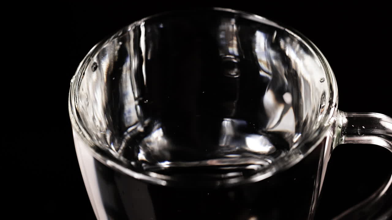 물 이 들어 있는 유리