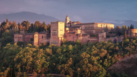 puesta de sol con la alhambra de granada como tema principal