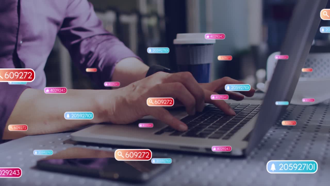 animación de iconos de redes sociales con números sobre hombre caucásico usando portátil.