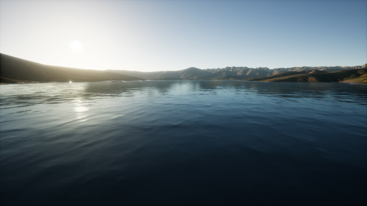 해가 지는 아름다운 평온한 호수