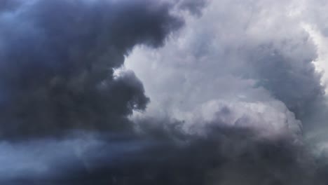 nubes, tormenta con truenos y relámpagos