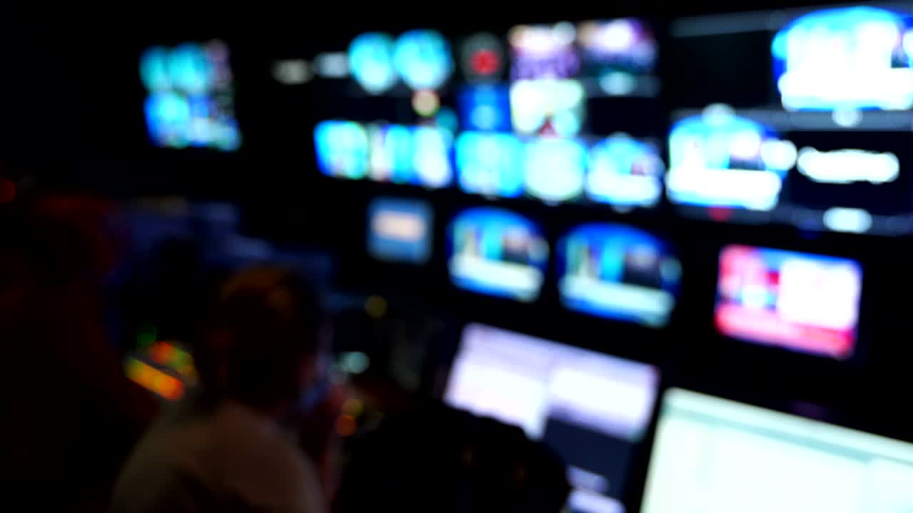 전문 사운드 엔지니어의 콘솔, 텔레비전 방송, 비디오 및 오디오 서 작업, 녹음 스튜디오에서 방송을 제어, 흐릿한 배경, 모니터.