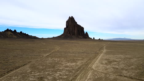 Unbefestigte-Straße,-Die-Zum-Isolierten-Shiprock-In-Der-Wüste-Von-New-Mexico,-USA,-Führt