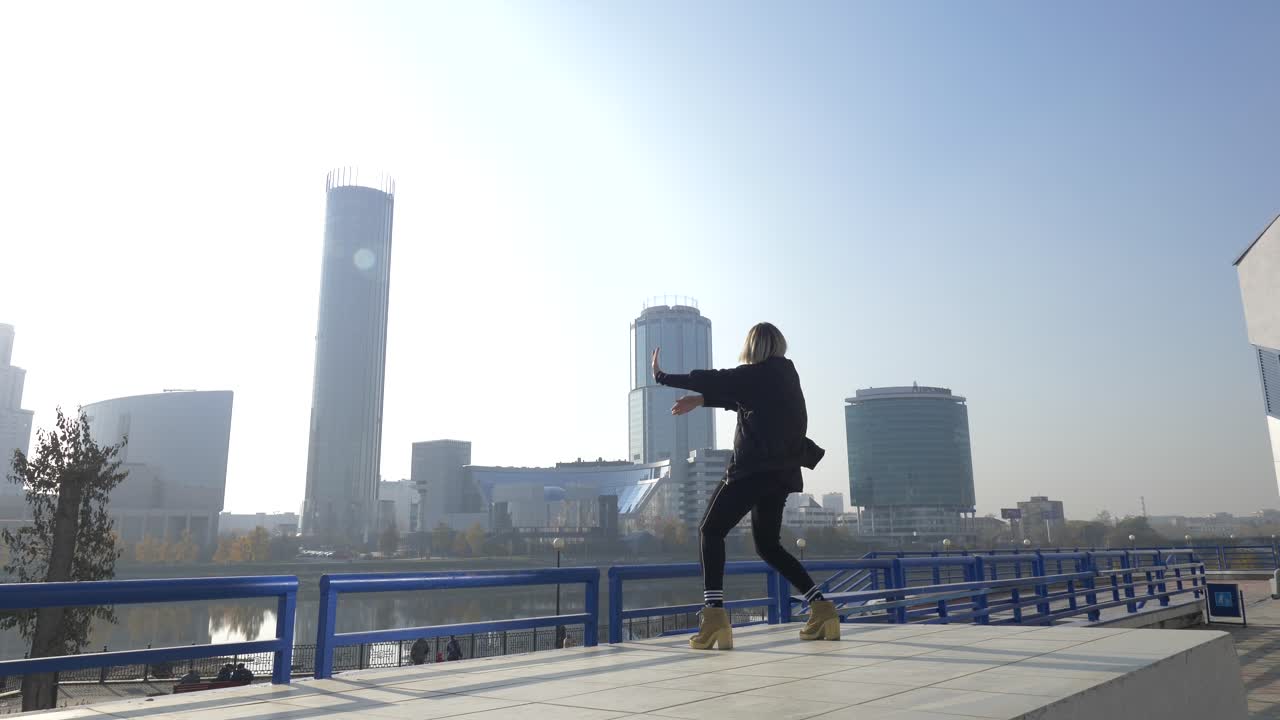 도시에서 춤추는 여자