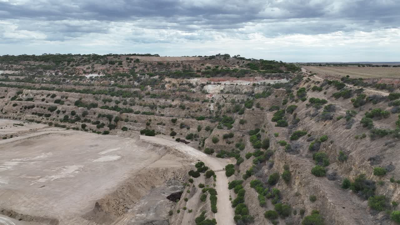 drone volando a lo largo de una antigua cantera en el sur de australia