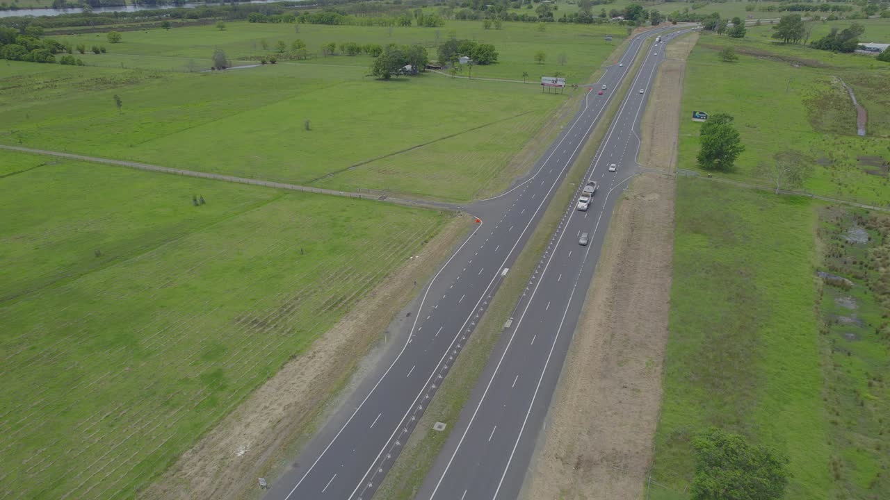 호주 뉴사우스웨일즈 맥클레이 범람원을 통해 태평양 고속도로를 달리는 차량들