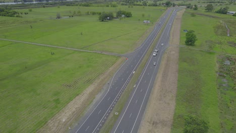 Vehículos-Que-Viajan-Por-La-Autopista-Del-Pacífico-A-Través-De-Las-Llanuras-Aluviales-De-Macleay-En-Nueva-Gales-Del-Sur,-Australia