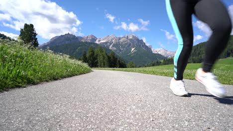 frau joggt im freien. italien dolomiten alpen