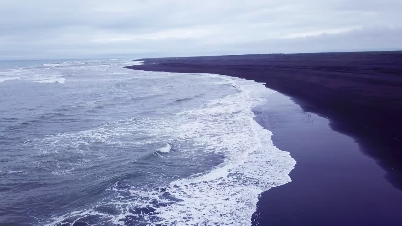 남부 아이슬란드 2의 검은 모래 해변을 통해 잊혀지지 않는 아름다운 공중