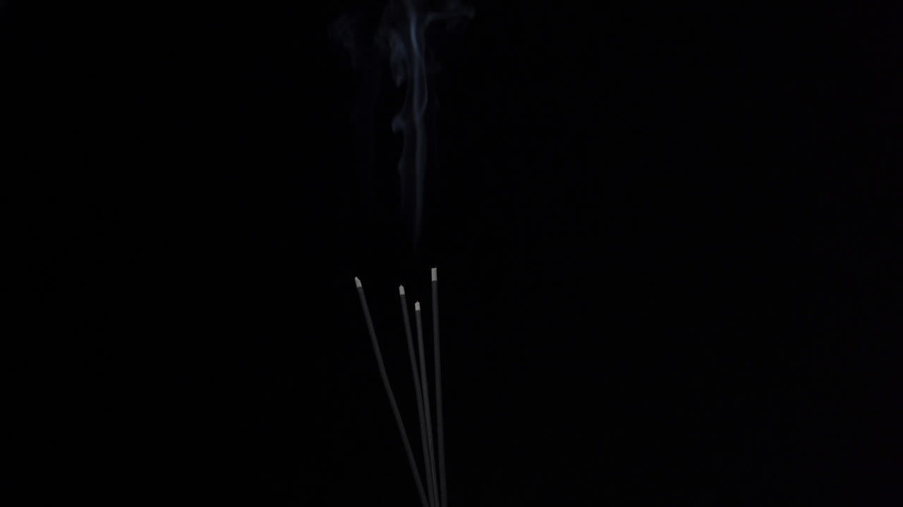 배경 어두운 곳에서 agarbatti 굽기