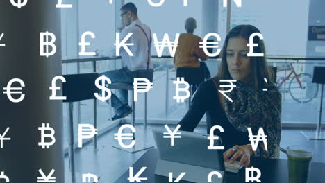 animación de símbolos monetarios sobre diversas personas de negocios en la oficina
