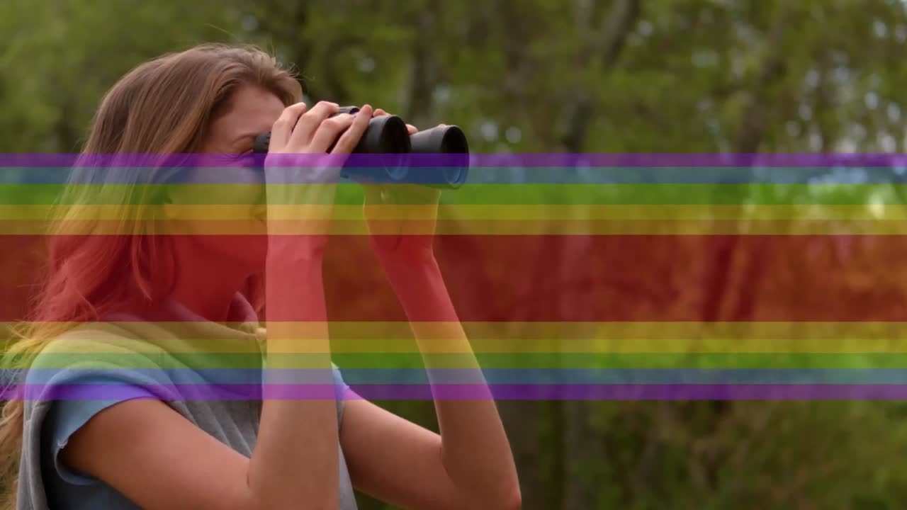 video de las líneas del arco iris sobre una joven caucásica feliz