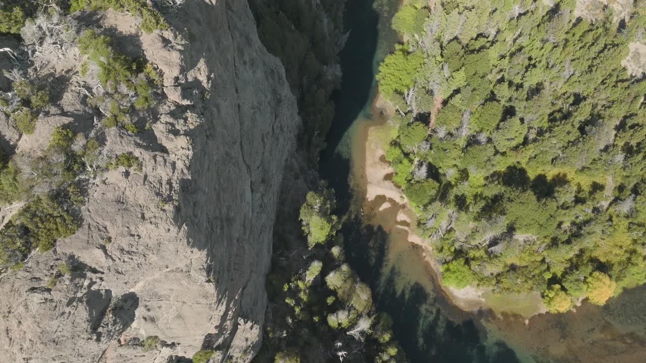 hermosa vista de pájaro del impresionante paisaje montañoso de argentina