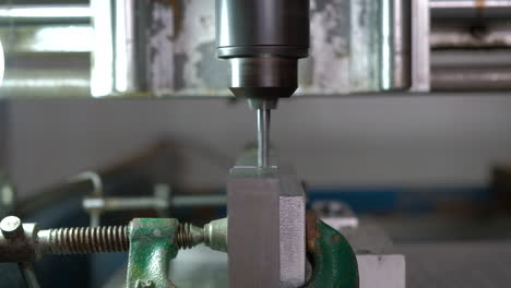 enrutador numérico de control cnc automatizado cortando una pieza de aluminio vista frontal