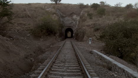 vías férreas y túnel a lo largo del país