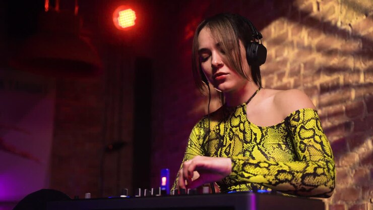 Kvinde med hovedtelefoner der DJ'er på diskoteket