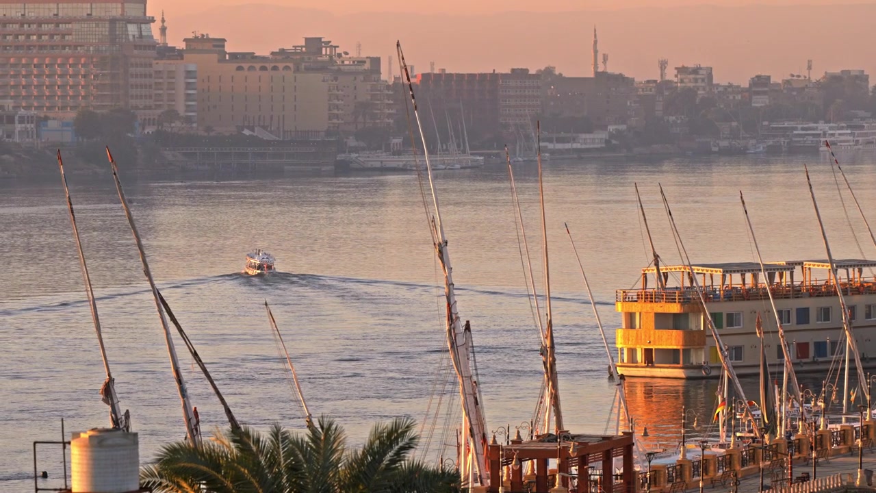 Una calda scena serale lungo il fiume Nilo a Luxor, Egitto, catturata durante l'ora d'oro del tramonto