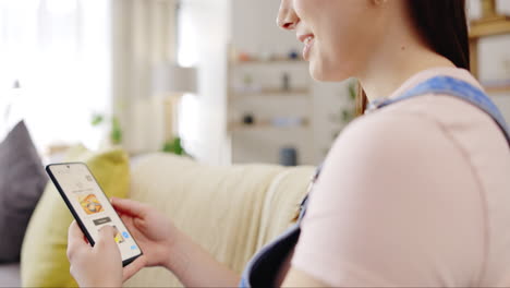 teléfono, aplicación y pedido de comida con una mujer en un sofá
