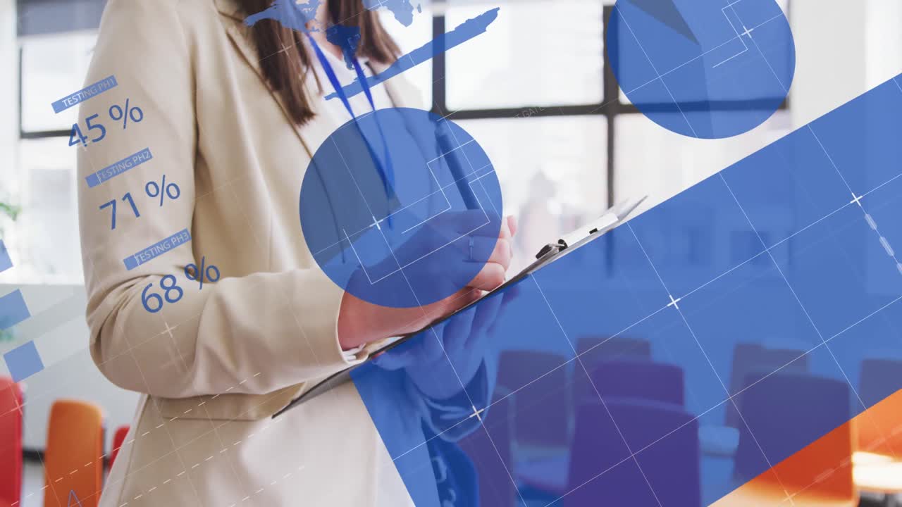 анимация статистики и данных и кавказская бизнесменка, использующая ноутбук в офисе