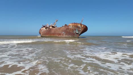 Verlassenes-Fischerboot,-Nachdem-Es-Auf-Grund-Gelaufen-Und-An-Der-Küste-Abgestürzt-War