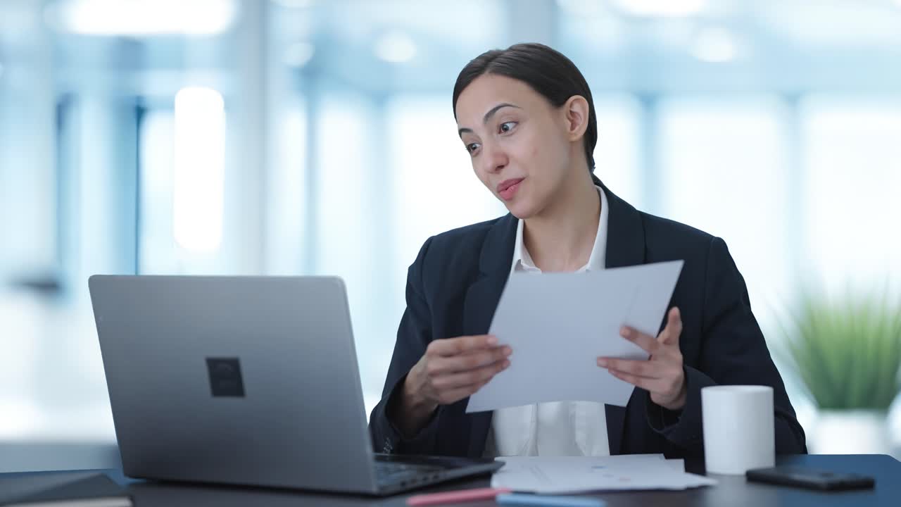 una mujer india feliz haciendo una videollamada