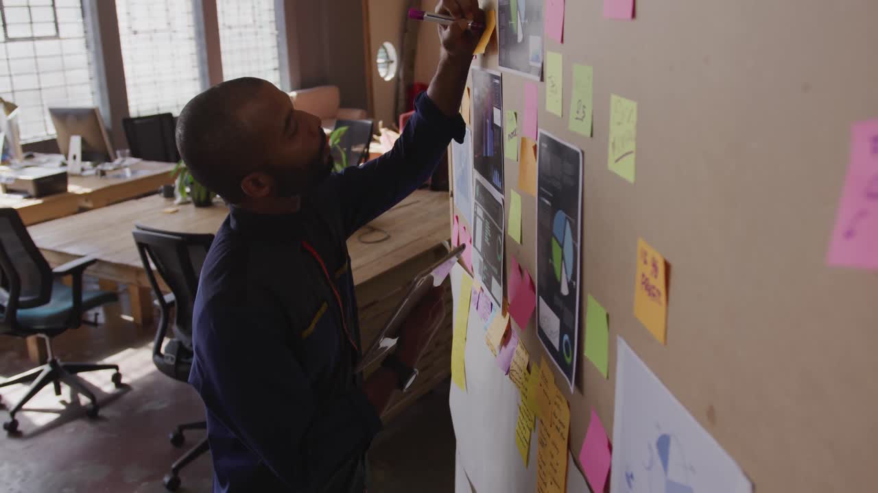 joven profesional creativo que trabaja en una oficina moderna