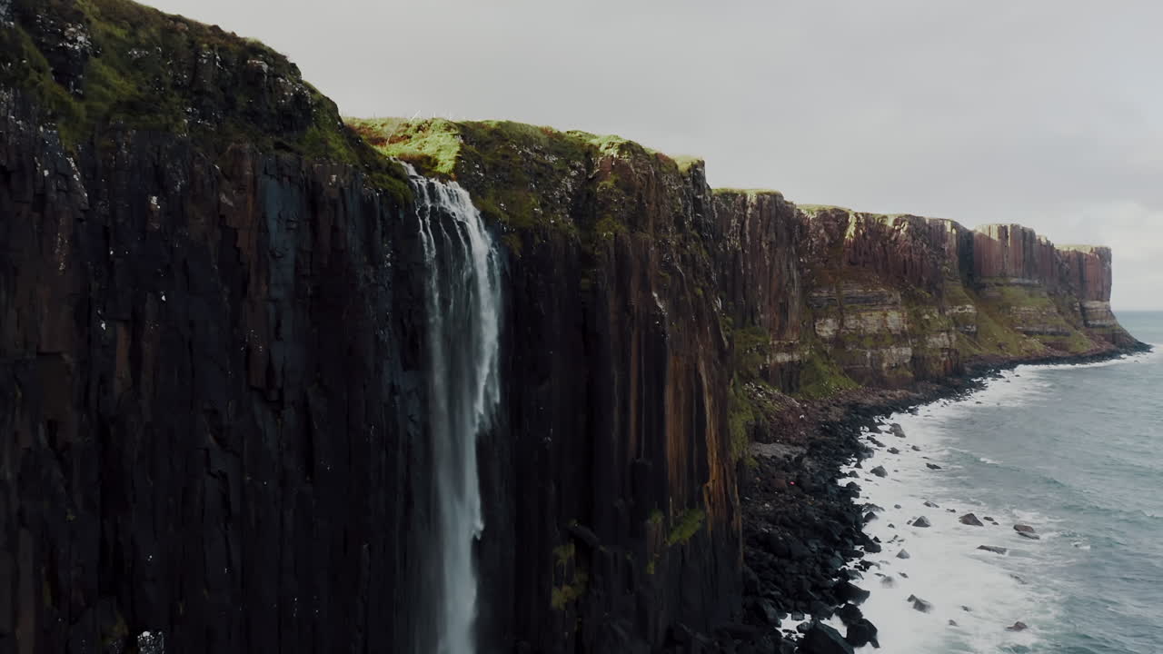 mealt falls on kilt rock, isla de skye, escocia, reino unido, antena ascendente
